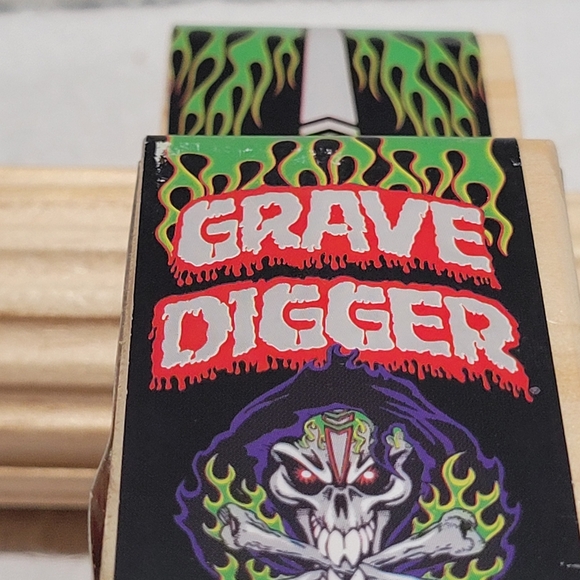 Monster Jam Grave Digger exclusive 2017 real wood building toy assembled - Picture 10 of 16